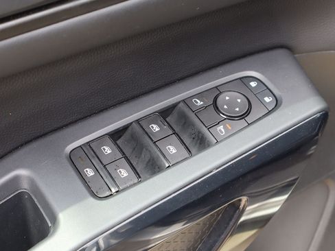 Used 2025 Nissan Pathfinder SV FWD image 22