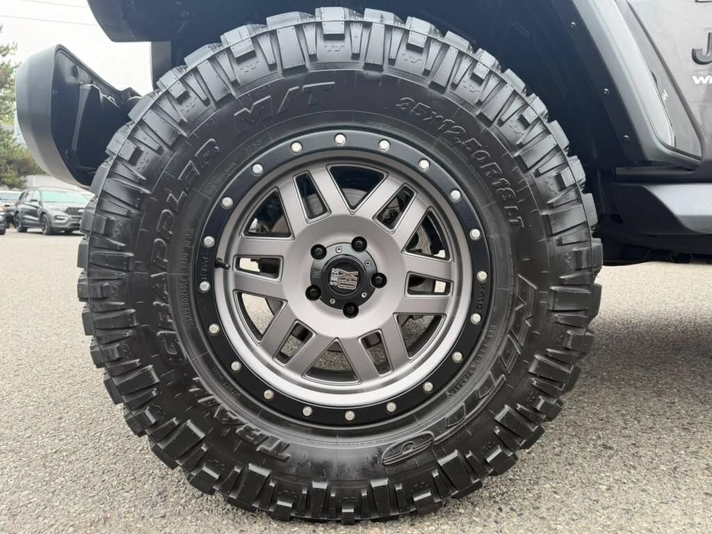 Used 2019 Jeep Wrangler Unlimited Sahara AWD/4WD image 9