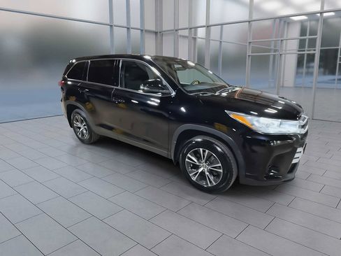 Used 2019 Toyota Highlander LE AWD/4WD image 2
