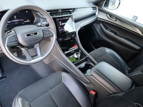 Used 2025 Jeep Grand Cherokee Altitude image 9