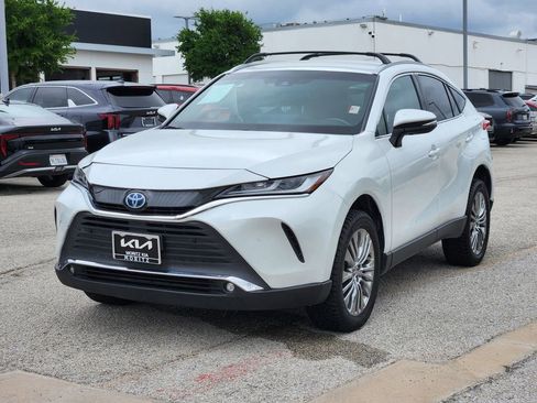 Used 2023 Toyota Venza XLE AWD/4WD image 3