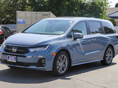 New 2026 Honda Odyssey Touring image 3