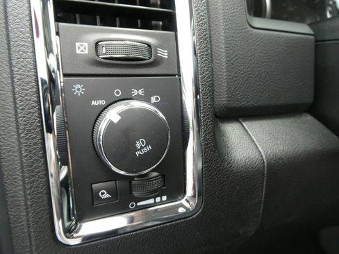 Used 2018 RAM 1500 Laramie w/ Convenience Group AWD/4WD image 19