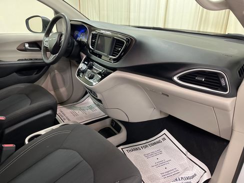 Used 2022 Chrysler Voyager LX image 19
