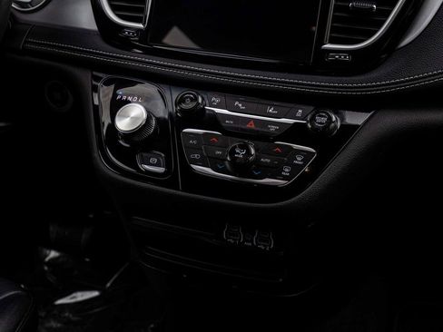 Used 2024 Chrysler Pacifica Limited FWD image 19
