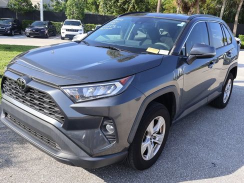 Used 2020 Toyota RAV4 XLE FWD image 2