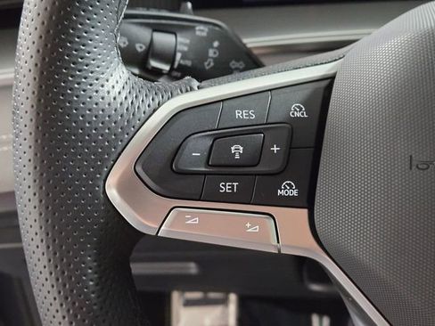 Used 2025 Volkswagen Tiguan SE R-Line AWD/4WD image 39