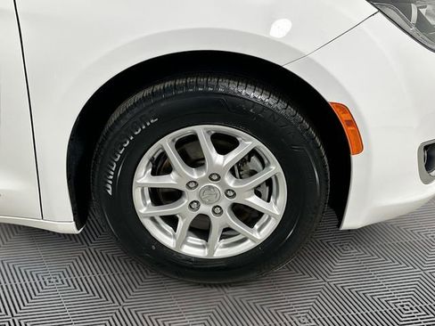 Used 2020 Chrysler Pacifica Touring-L image 27
