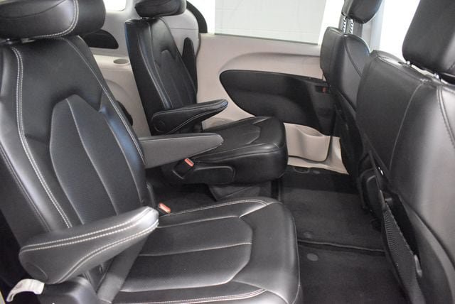 Used 2024 Chrysler Pacifica Touring-L FWD image 17