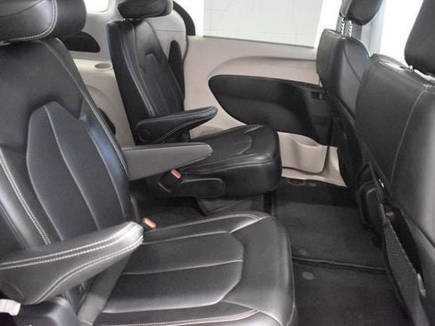 Used 2024 Chrysler Pacifica Touring-L FWD image 17