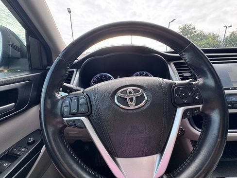 Used 2017 Toyota Highlander XLE FWD image 26