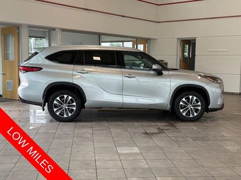 Used 2021 Toyota Highlander XLE AWD/4WD image 2