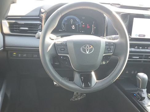 Used 2025 Toyota Camry SE w/ Convenience Package FWD image 12