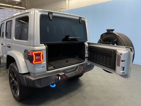 Used 2024 Jeep Wrangler Sahara image 35