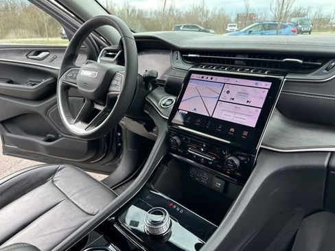 Used 2023 Jeep Grand Cherokee Limited w/ Black Appearance Package image 31