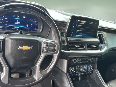 Used 2023 Chevrolet Suburban Premier w/ Advanced Technology Package RWD image 17