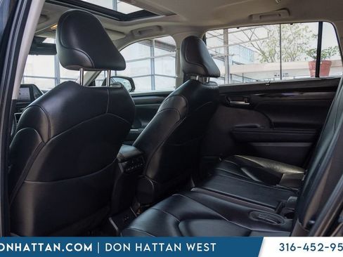 Used 2023 Toyota Highlander XLE FWD image 23
