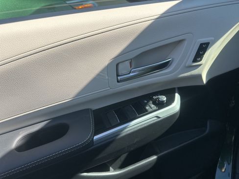 Certified 2026 Toyota Sienna Platinum image 5