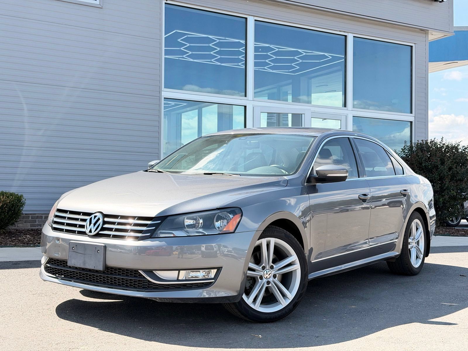 Used 2015 Volkswagen Passat TDI SEL Premium FWD image 9