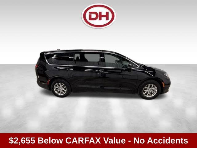 Used 2026 Chrysler Pacifica Select FWD image 2