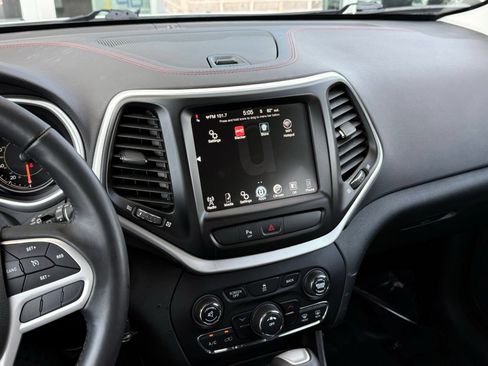 Used 2017 Jeep Cherokee Trailhawk AWD/4WD image 36