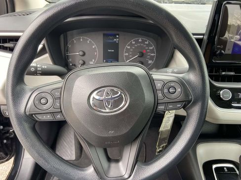 Used 2025 Toyota Corolla LE image 33