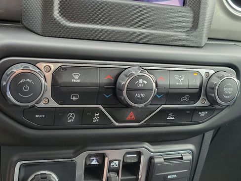 Used 2021 Jeep Wrangler Unlimited Sahara AWD/4WD image 21