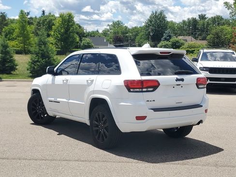 Used 2019 Jeep Grand Cherokee Altitude AWD/4WD image 3