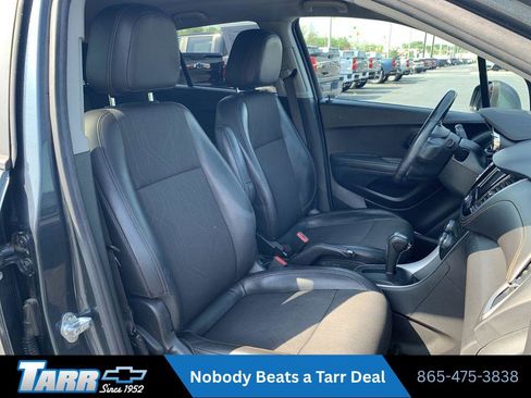 Used 2021 Chevrolet Trax LT w/ LT Convenience Package FWD image 24