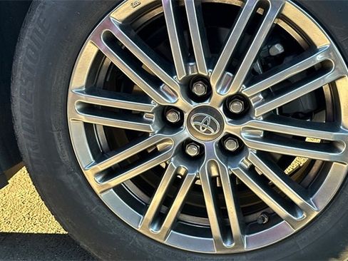 Used 2018 Toyota Prius Prime Premium image 7