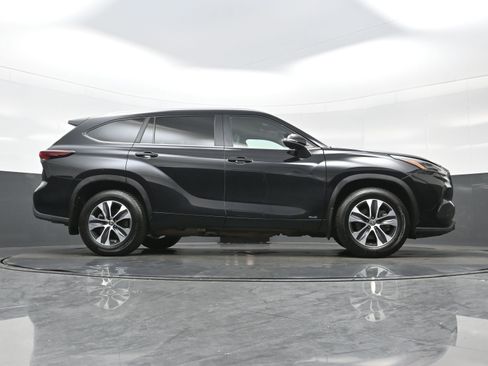 Used 2024 Toyota Highlander XLE AWD/4WD image 34