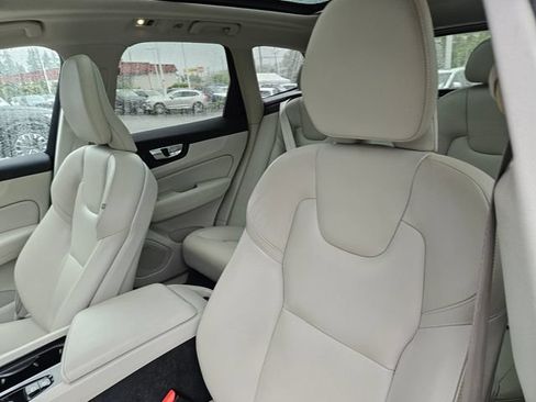 Used 2019 Volvo XC60 T5 Momentum w/ Advanced Package AWD/4WD image 18