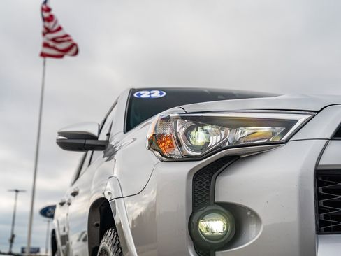 Used 2022 Toyota 4Runner SR5 Premium image 10