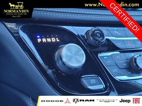 Certified 2025 Chrysler Pacifica Limited FWD image 12