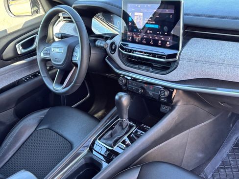 Used 2023 Jeep Compass Latitude image 11