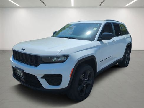 Used 2023 Jeep Grand Cherokee Altitude AWD/4WD image 2