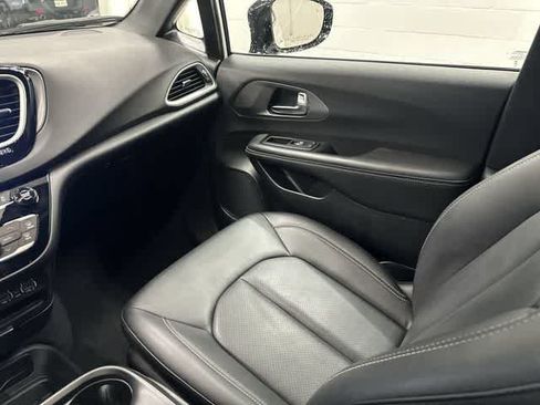 Used 2025 Chrysler Pacifica Select FWD image 13