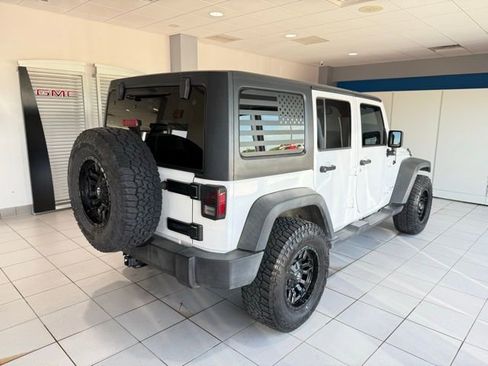 Used 2018 Jeep Wrangler Unlimited Rubicon w/ Connectivity Group image 6