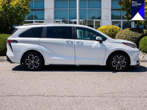 Used 2025 Toyota Sienna Platinum AWD/4WD image 1