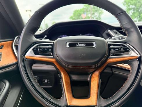 Used 2025 Jeep Grand Cherokee Summit AWD/4WD image 19