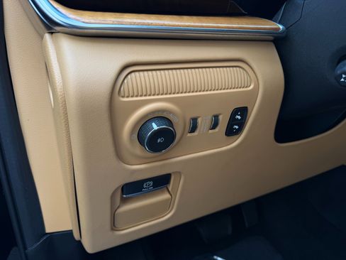 Used 2022 Jeep Grand Wagoneer Series III w/ Rear Seat Video Group 1 image 9