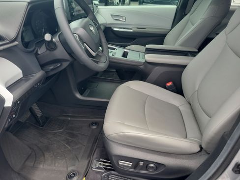 Used 2025 Toyota Sienna XLE FWD image 20