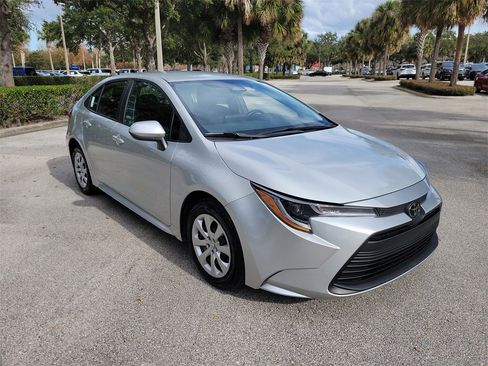 Used 2025 Toyota Corolla LE image 2