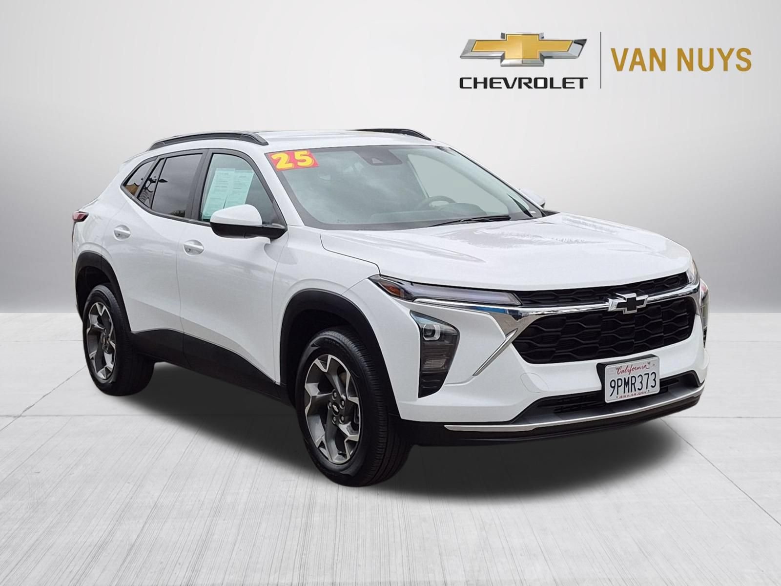 Used 2025 Chevrolet Trax LT w/ LPO, Blackout Package FWD image 3
