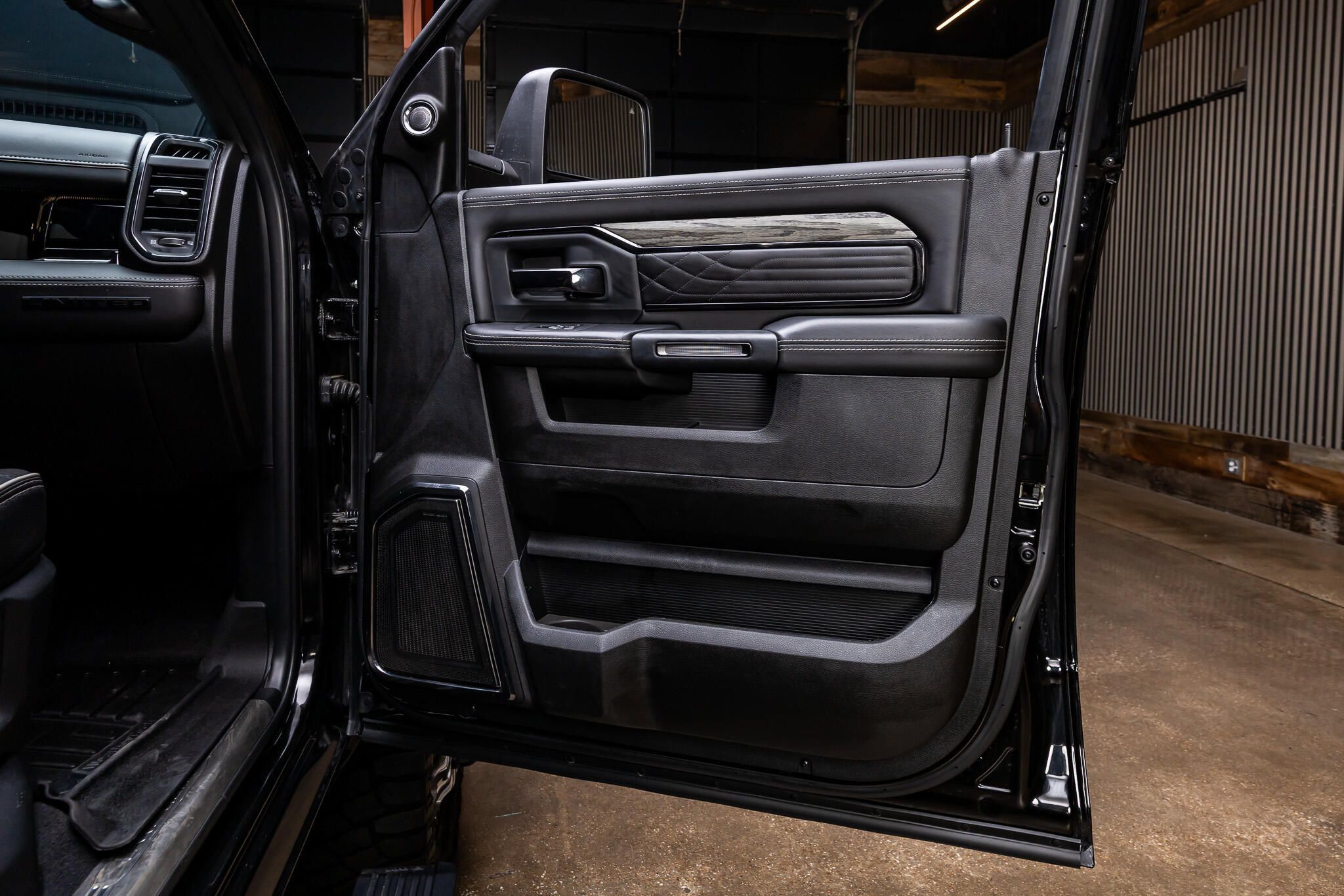 Used 2025 RAM 3500 Limited AWD/4WD image 39