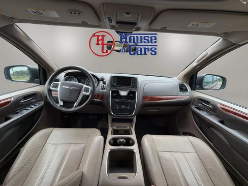 Used 2016 Chrysler Town & Country Touring-L FWD image 13