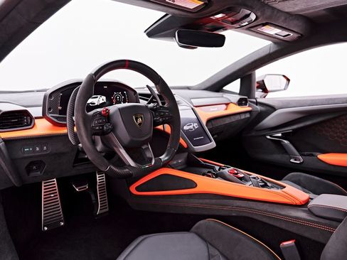 Used 2024 Lamborghini Revuelto AWD/4WD image 2