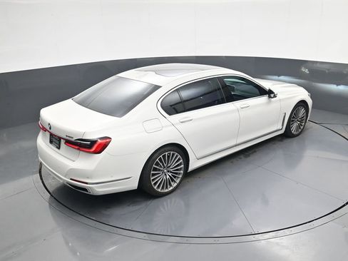 Used 2021 BMW 740i image 32