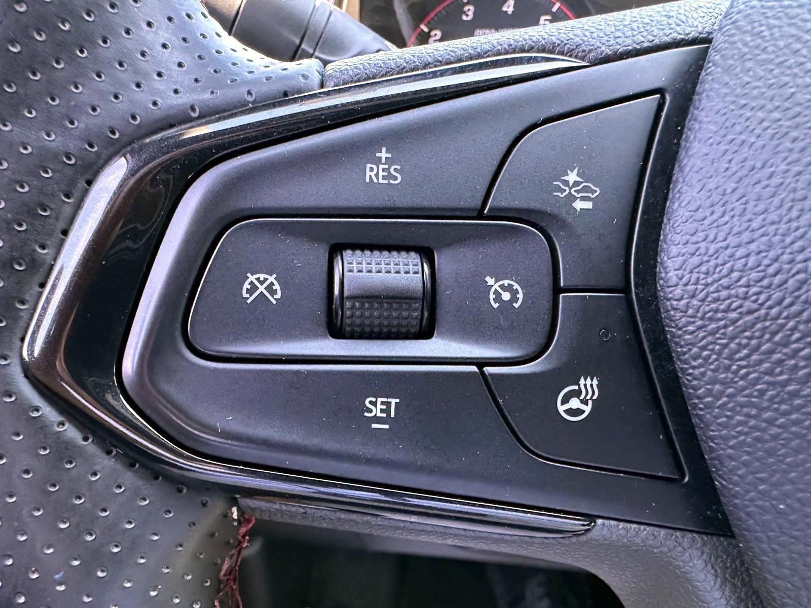 Used 2024 Chevrolet Trax RS w/ Sunroof Package FWD image 14