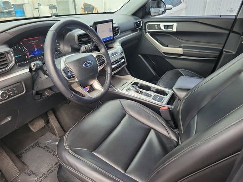 Used 2022 Ford Explorer XLT w/ Equipment Group 202A image 11
